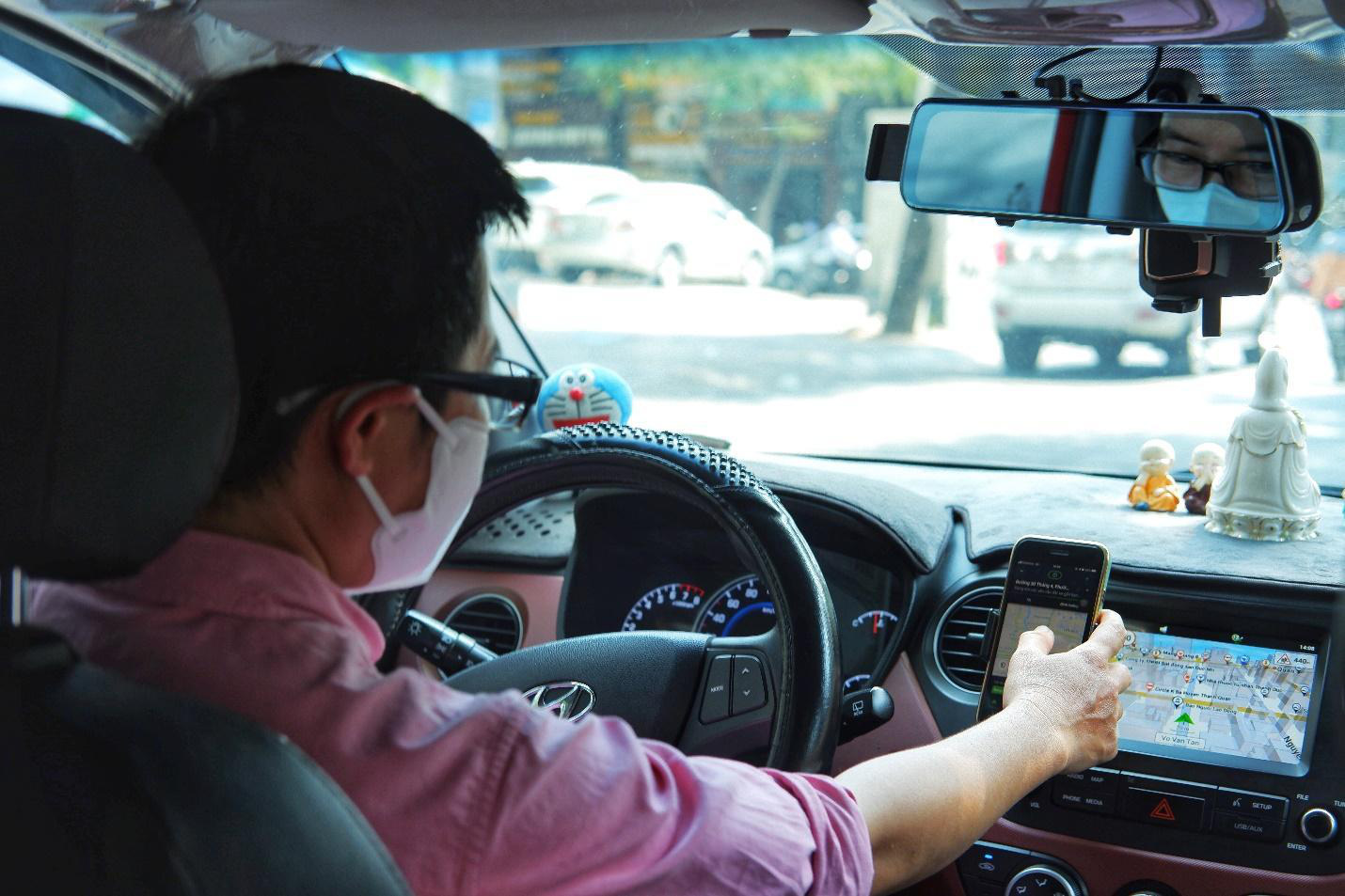1001 câu chuyện khó quên của hai nữ tài xế chạy Grab vì đam mê - Ảnh 1.