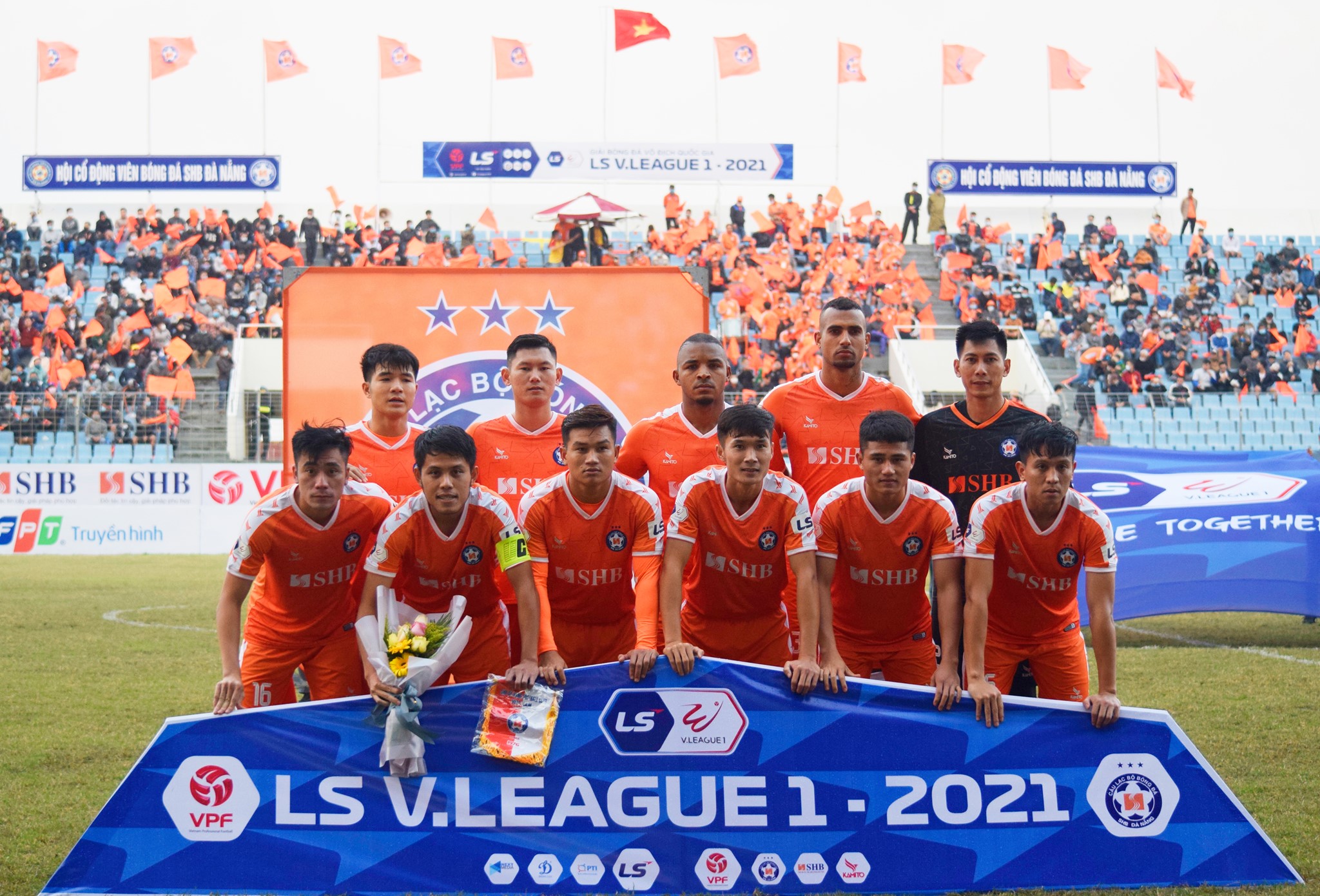 Trận đấu đầu tiên của V.League 2021 khi trở lại được phép đón khán giả  - Ảnh 1.