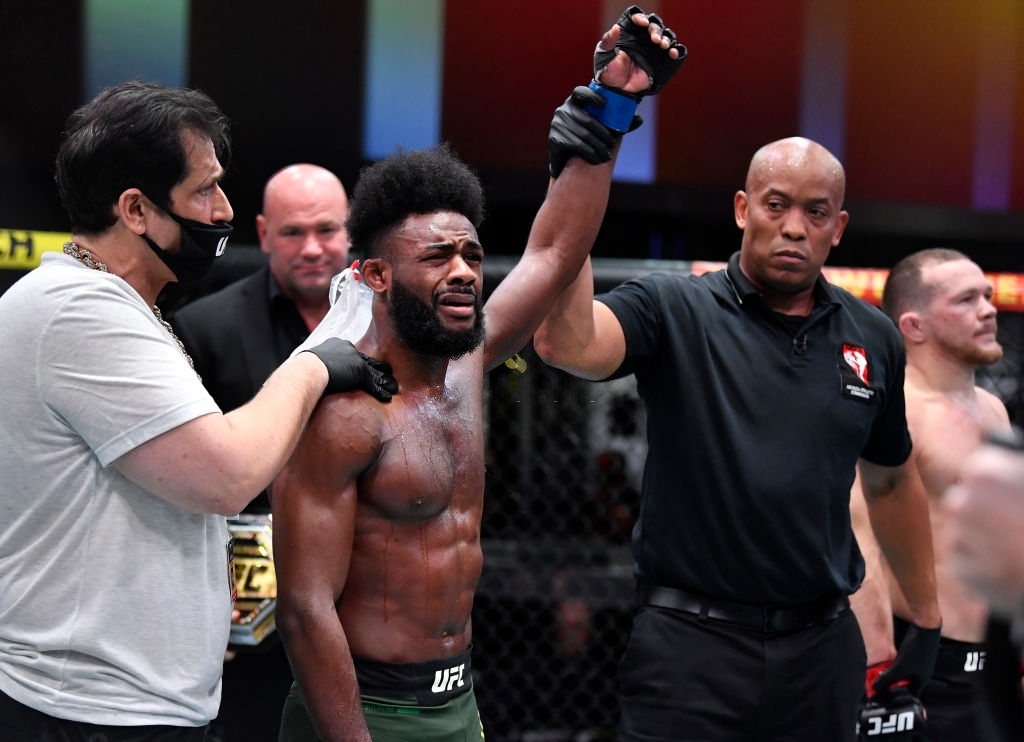 Aljamain Sterling đáp trả sau khi bị chỉ trích vì ăn mừng cùng đai vô địch UFC - Ảnh 2.