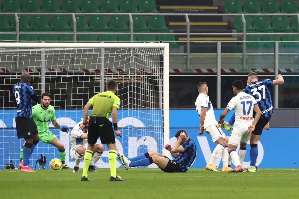 Thắng nhọc nhằn nhờ công của trung vệ, Inter vẫn yên vị trên đỉnh Serie A - Ảnh 4.