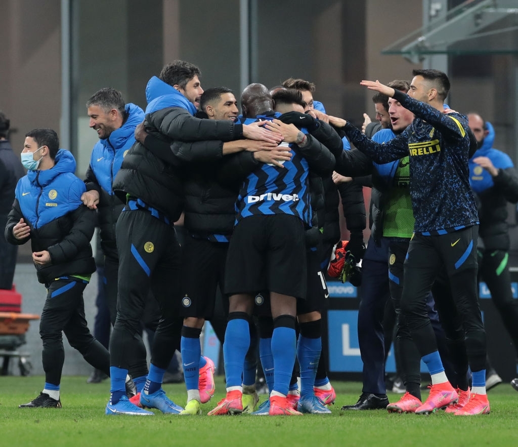 Thắng nhọc nhằn nhờ công của trung vệ, Inter vẫn yên vị trên đỉnh Serie A - Ảnh 7.