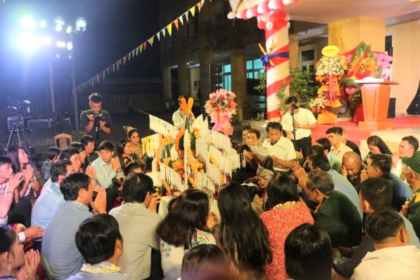 Hơn 500 lưu học sinh Lào vui đón Tết Bunpimay trên đất Cố đô Huế - Ảnh 2.