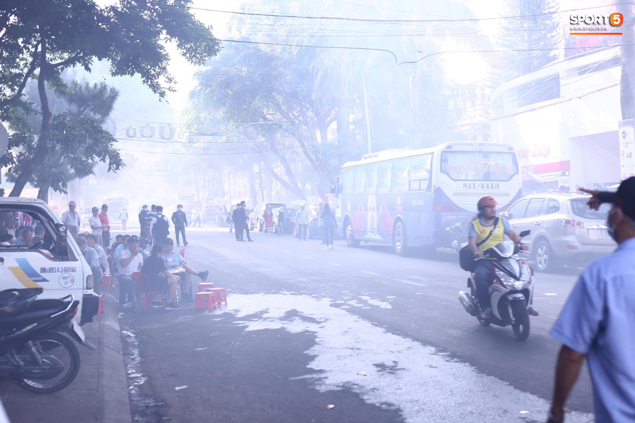 CĐV Nam Định &quot;uy hiếp&quot; sân Pleiku bằng pháo sáng - Ảnh 4.