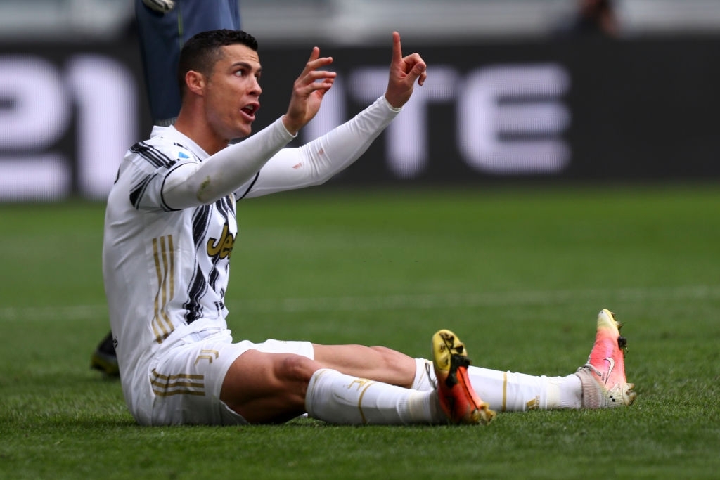 Ronaldo bỏ lỡ cơ hội khó tin, gây tranh cãi khi ném phăng áo đấu của Juventus - Ảnh 6.
