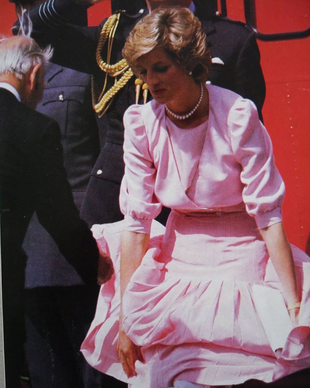 Đến Công nương Diana còn gặp sự cố váy áo này, huống chi là Kate Middleton - Ảnh 2.