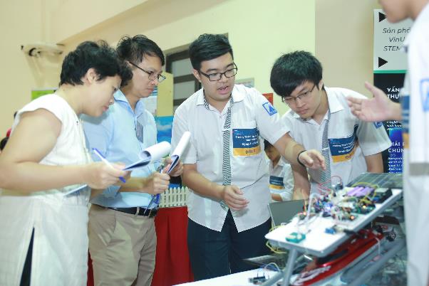 Steam for Vietnam và Vinuni tổ chức khóa học về Robotics cho học sinh THPT - Ảnh 1.