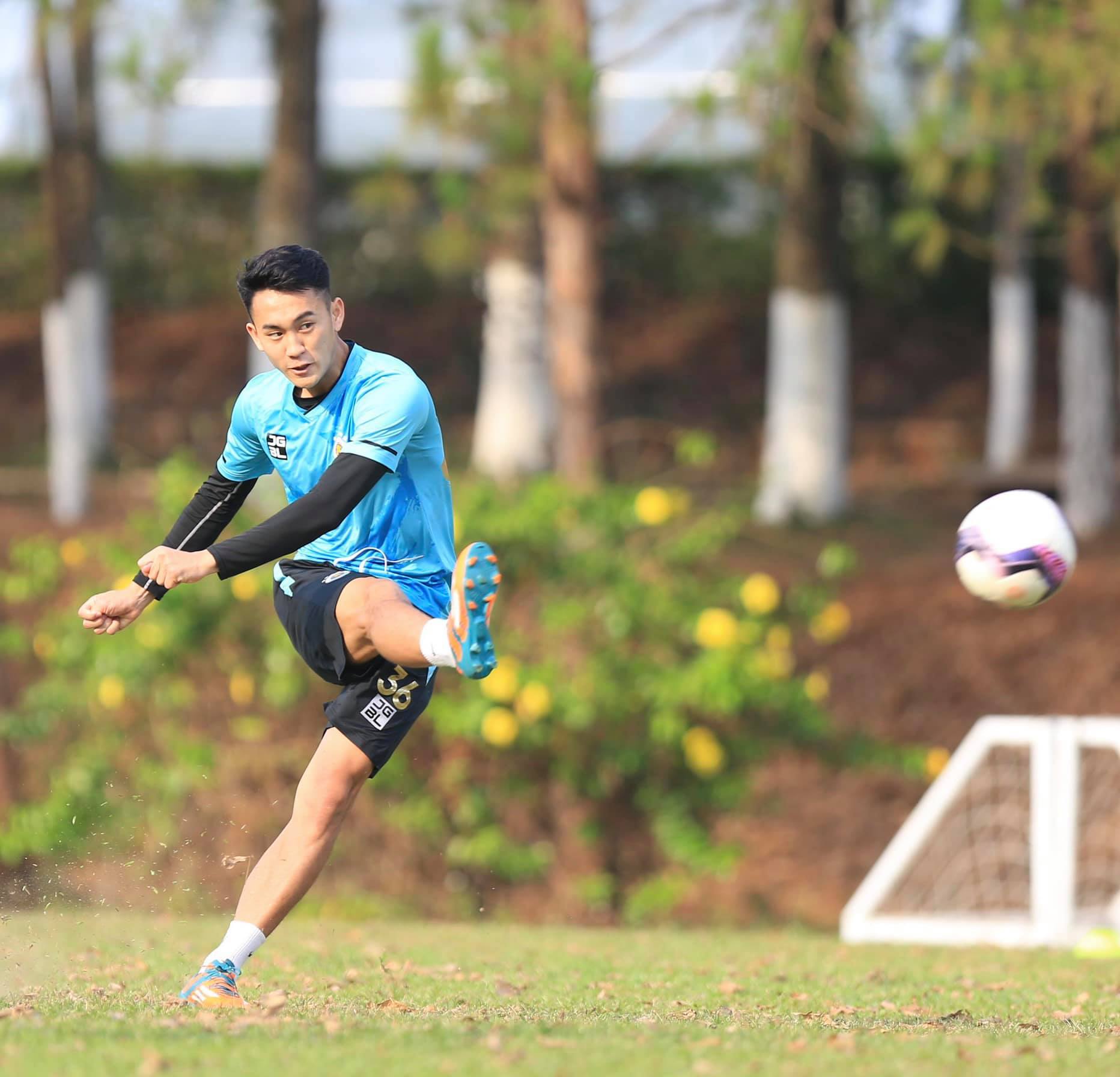 HAGL và Hà Nội FC &quot;đốt nóng không khí&quot; bằng buổi tập trước trận đối đầu trên sân Pleiku - Ảnh 6.