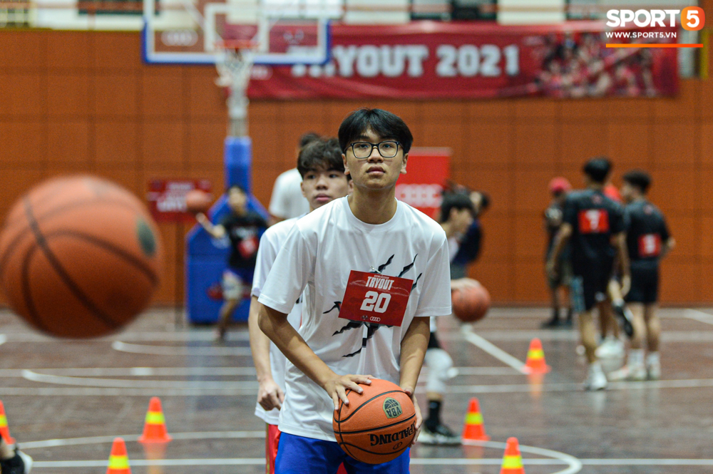 Hà Nội mưa như trút nước, giới trẻ vẫn xếp hàng đông nghịt tham gia Tryout của Thang Long Warriors - Ảnh 11.