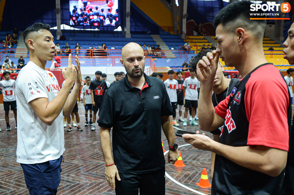 Hà Nội mưa như trút nước, giới trẻ vẫn xếp hàng đông nghịt tham gia Tryout của Thang Long Warriors - Ảnh 3.