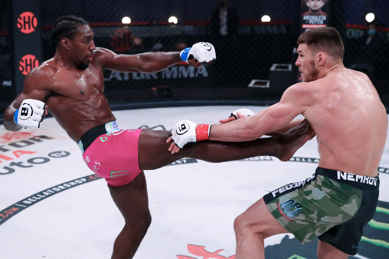 Vadim Nemkov bảo vệ thành công đai Bellator sau màn đại chiến cùng Phil Davis, tiến thêm một bước tới phần thưởng 1 triệu USD - Ảnh 5.