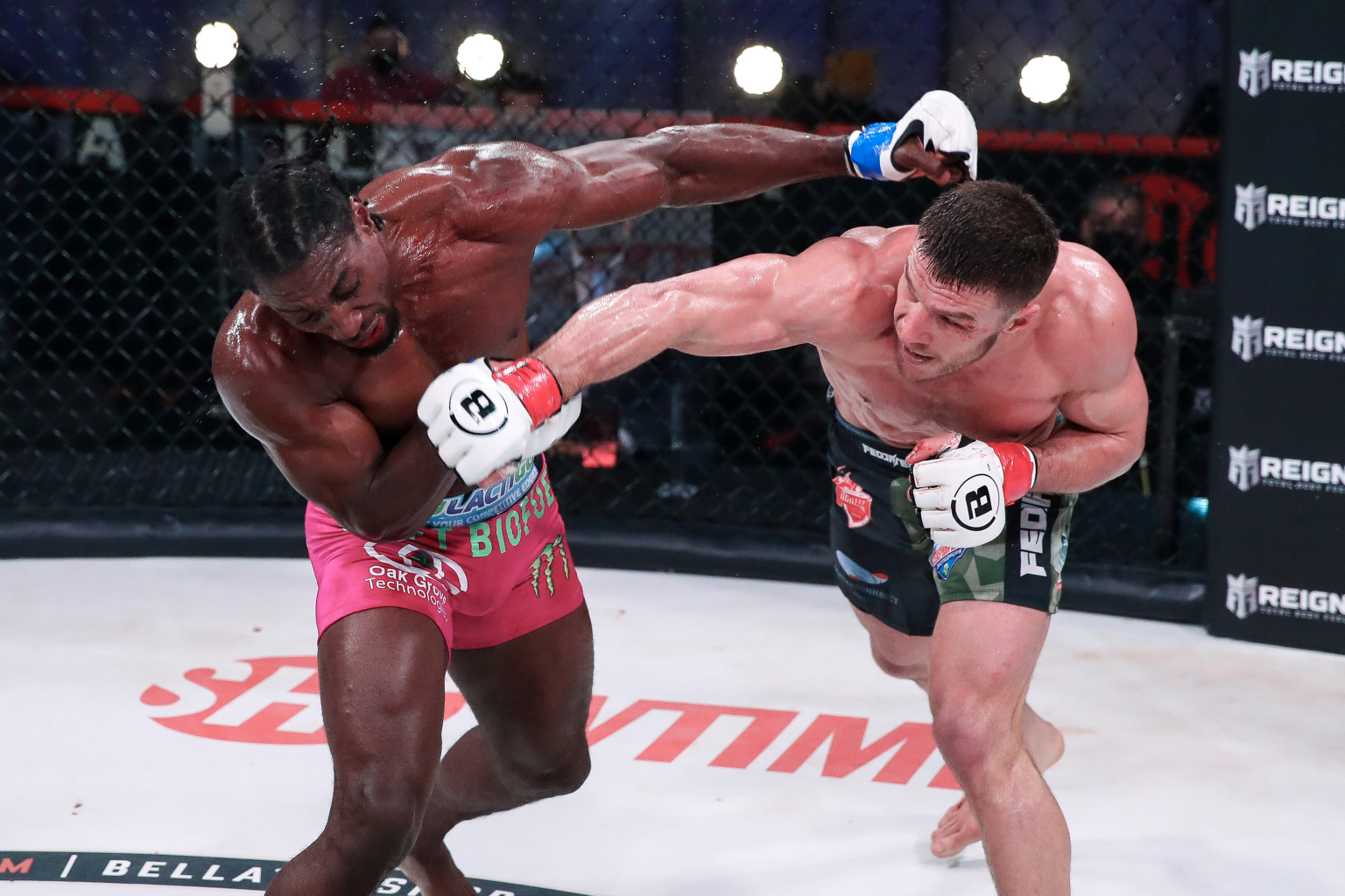 Vadim Nemkov bảo vệ thành công đai Bellator sau màn đại chiến cùng Phil Davis, tiến thêm một bước tới phần thưởng 1 triệu USD - Ảnh 2.