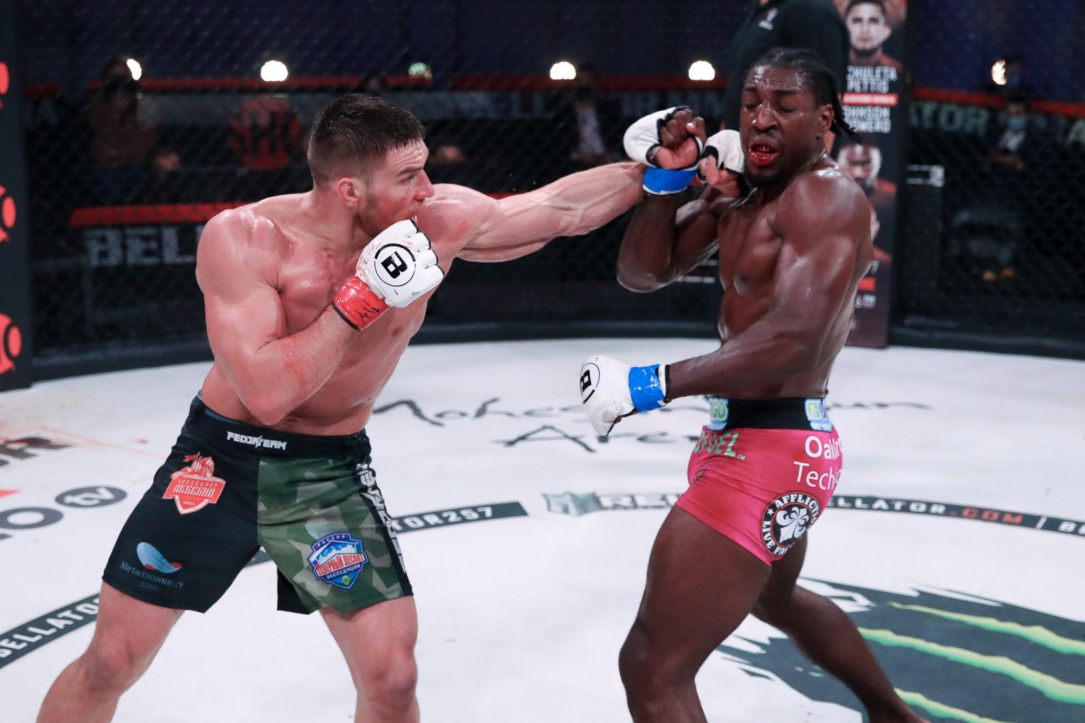 Vadim Nemkov bảo vệ thành công đai Bellator sau màn đại chiến cùng Phil Davis, tiến thêm một bước tới phần thưởng 1 triệu USD - Ảnh 3.