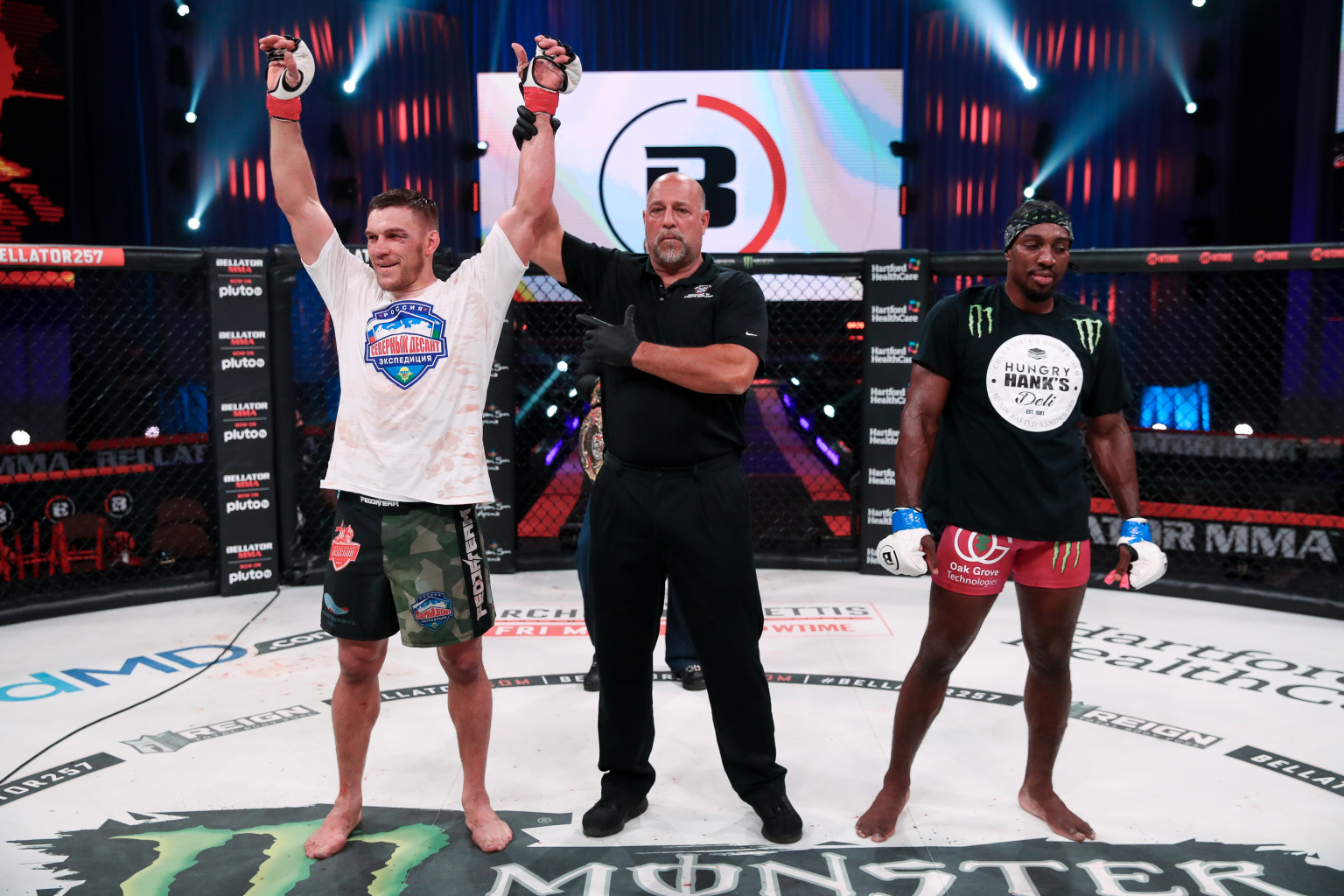 Vadim Nemkov bảo vệ thành công đai Bellator sau màn đại chiến cùng Phil Davis, tiến thêm một bước tới phần thưởng 1 triệu USD - Ảnh 7.