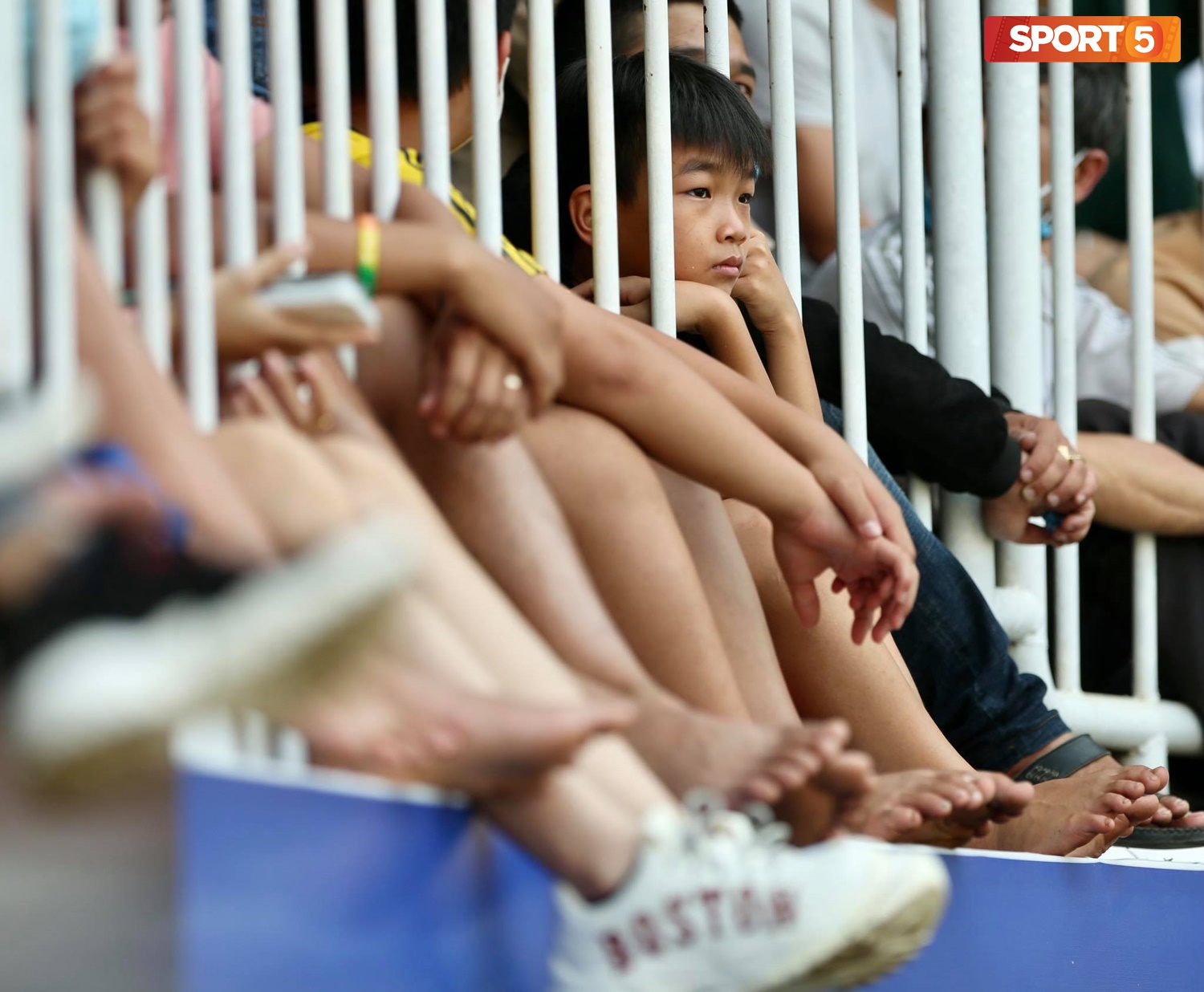 Fan ngồi đất, đứng chen chúc hàng loạt vì không có ghế ngồi xem trận HAGL và Hà Nội FC - Ảnh 4.