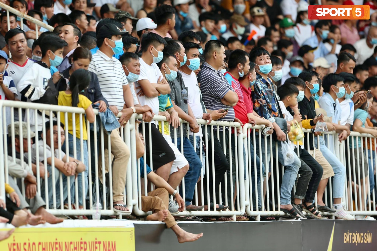 Fan ngồi đất, đứng chen chúc hàng loạt vì không có ghế ngồi xem trận HAGL và Hà Nội FC - Ảnh 1.