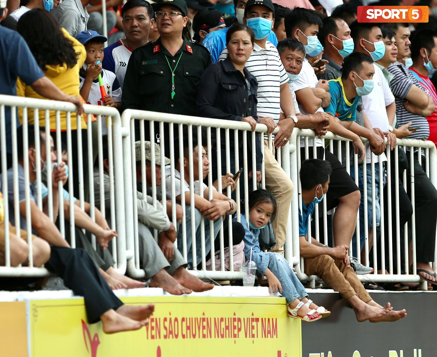 Fan ngồi đất, đứng chen chúc hàng loạt vì không có ghế ngồi xem trận HAGL và Hà Nội FC - Ảnh 2.