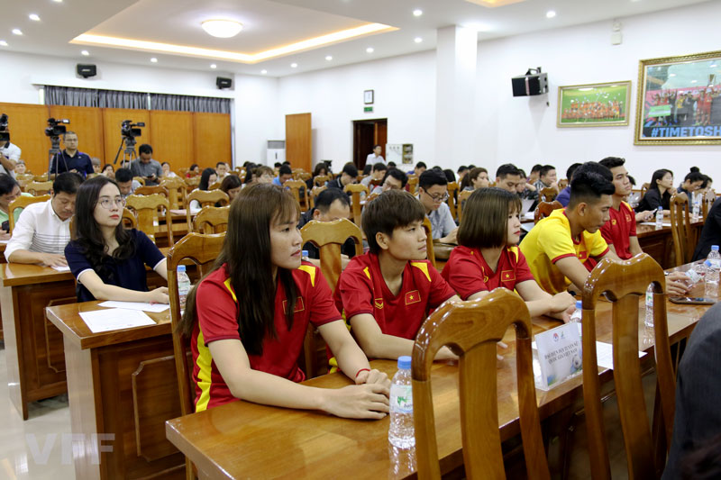 HLV Park Hang-seo được học trò quay &quot;fancam&quot;, tranh thủ hẹn hò với Đức Chinh và Tiến Linh   - Ảnh 3.