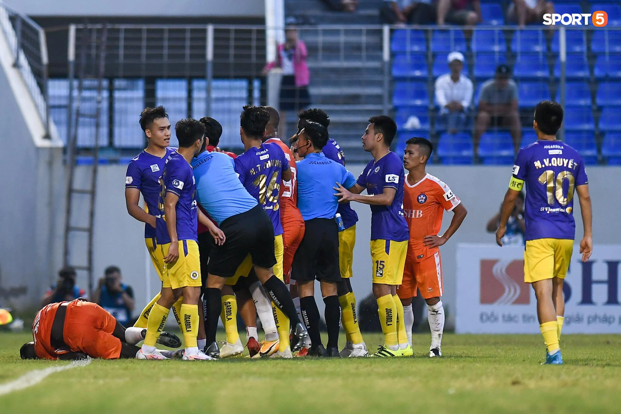 Tranh cãi: Hậu vệ Hà Nội FC sút vào bụng ngoại binh của Đà Nẵng - Ảnh 3.