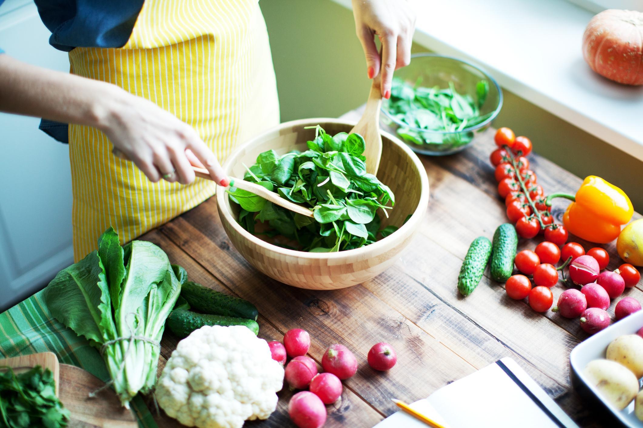 Cơ thể bạn sẽ thay đổi theo 5 điều sau khi ăn rau xanh đều đặn mỗi ngày - Ảnh 1.