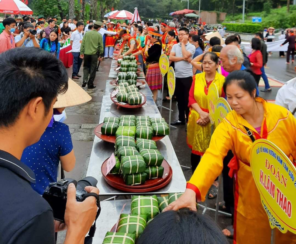 Giỗ Tổ Hùng Vương 2021: hội thi gói, nấu bánh chưng và giã bánh giầy