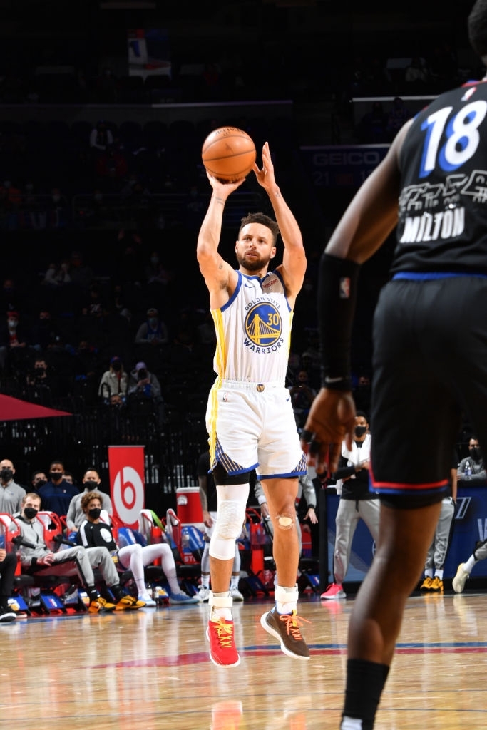 Vượt qua huyền thoại Kobe Bryant, Stephen Curry tạo nên điều kỳ diệu trước Philadelphia 76ers - Ảnh 2.