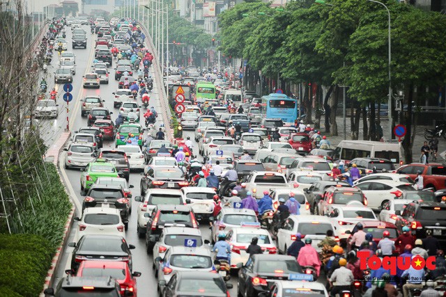 Dịp lễ 30-4, 1-5: Hà Nội ko để phát sinh ùn tắc kéo dài quá 15 phút tại các tuyến đường có lưu lượng phương tiện lớn - Ảnh 1.