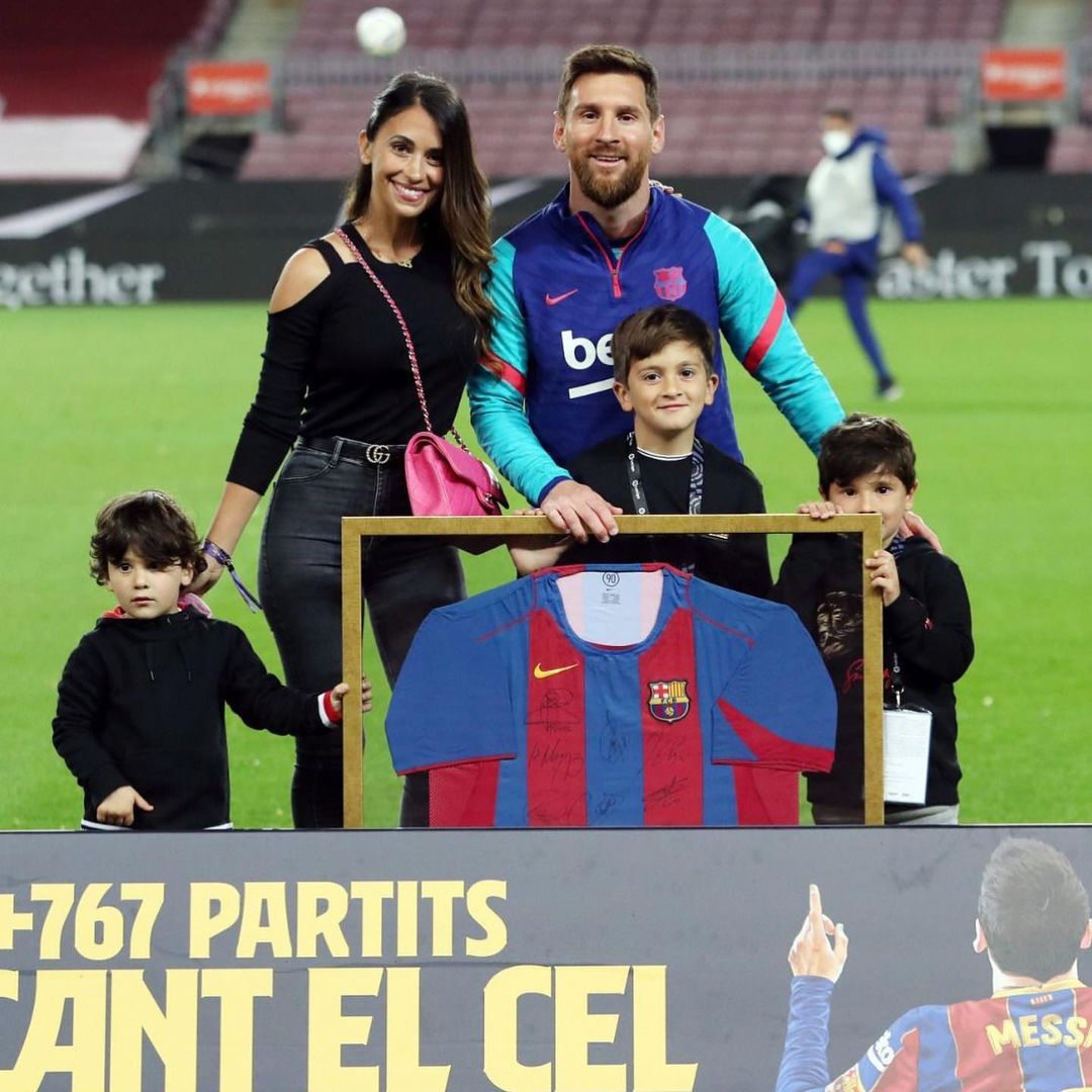 Động thái của vợ yêu Messi khiến fan Barca mừng húm 002