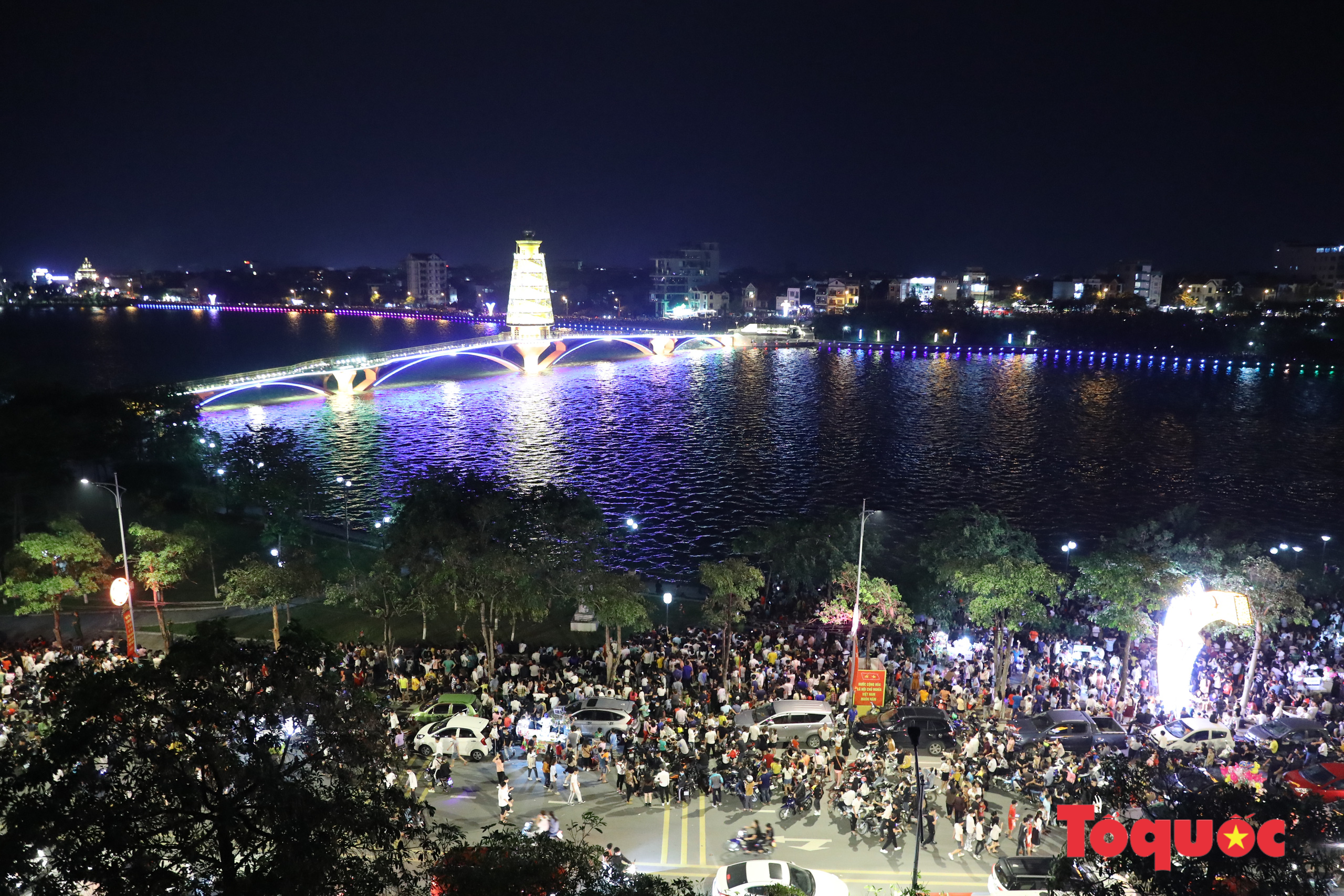 Mãn nhãn với pháo hoa rực rỡ lung linh trên bầu trời Đất Tổ - Ảnh 1.