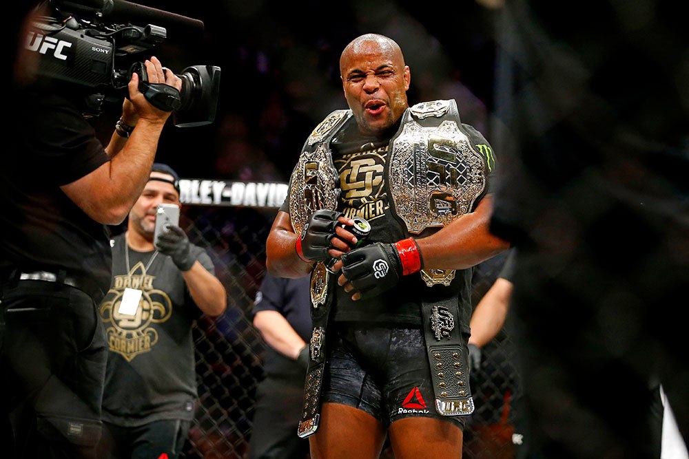Daniel Cormier hé lộ lý do từ chối thượng đài cùng Youtuber Jake Paul: Tôi sợ sẽ giết cậu ta - Ảnh 1.