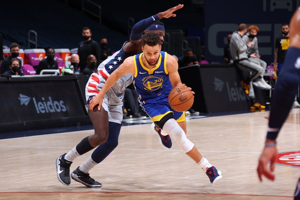 Chuỗi trận ghi trên 32 điểm của Stephen Curry dừng bước ở con số 11 - Ảnh 1.