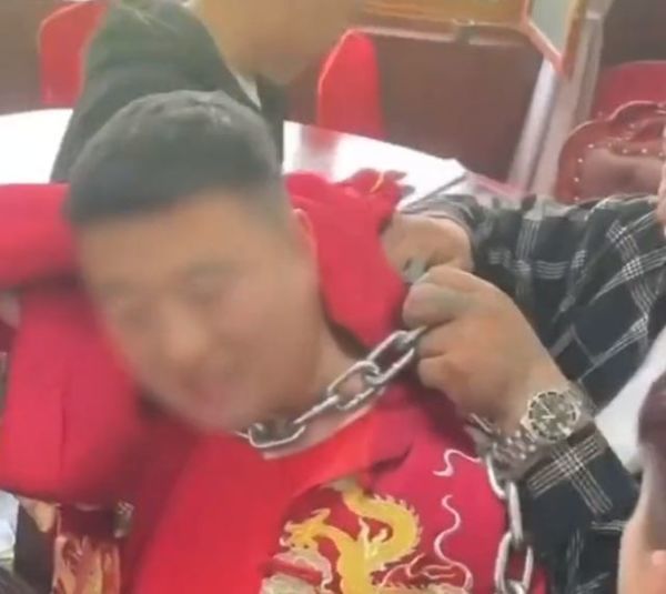 Bị bạn troll đeo xích sắt rồi làm mất chìa khóa, chú rể phải cậy nhờ cưa máy để vào động phòng khiến CĐM không thể nhịn cười - Ảnh 1.