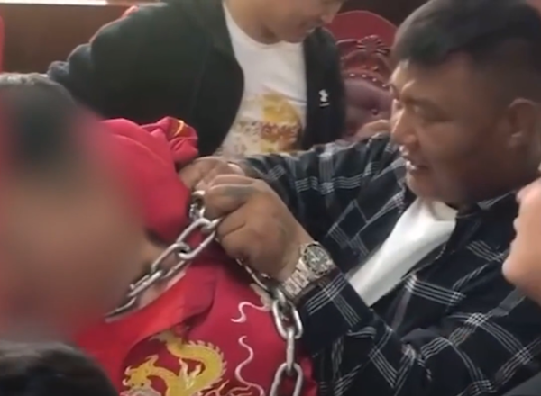 Bị bạn troll đeo xích sắt rồi làm mất chìa khóa, chú rể phải cậy nhờ cưa máy để vào động phòng khiến CĐM không thể nhịn cười - Ảnh 2.