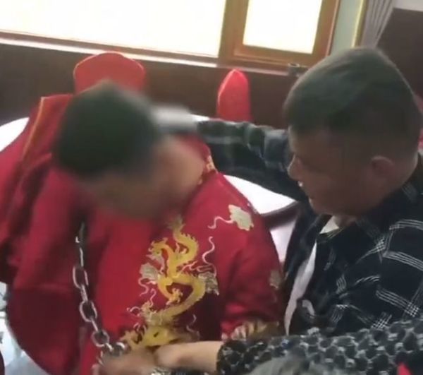 Bị bạn troll đeo xích sắt rồi làm mất chìa khóa, chú rể phải cậy nhờ cưa máy để vào động phòng khiến CĐM không thể nhịn cười - Ảnh 6.