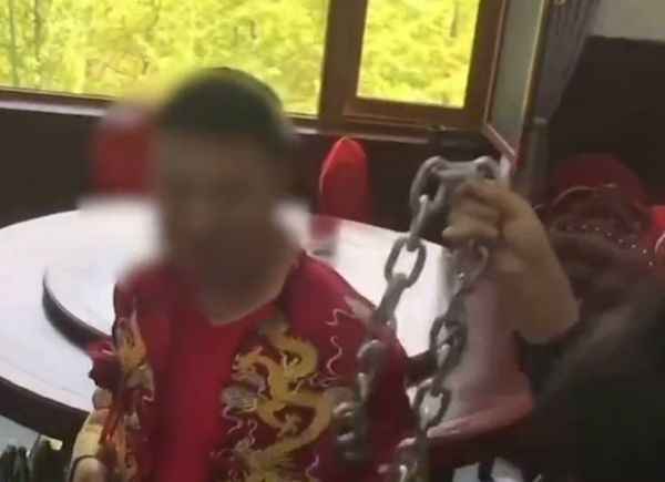 Bị bạn troll đeo xích sắt rồi làm mất chìa khóa, chú rể phải cậy nhờ cưa máy để vào động phòng khiến CĐM không thể nhịn cười - Ảnh 7.
