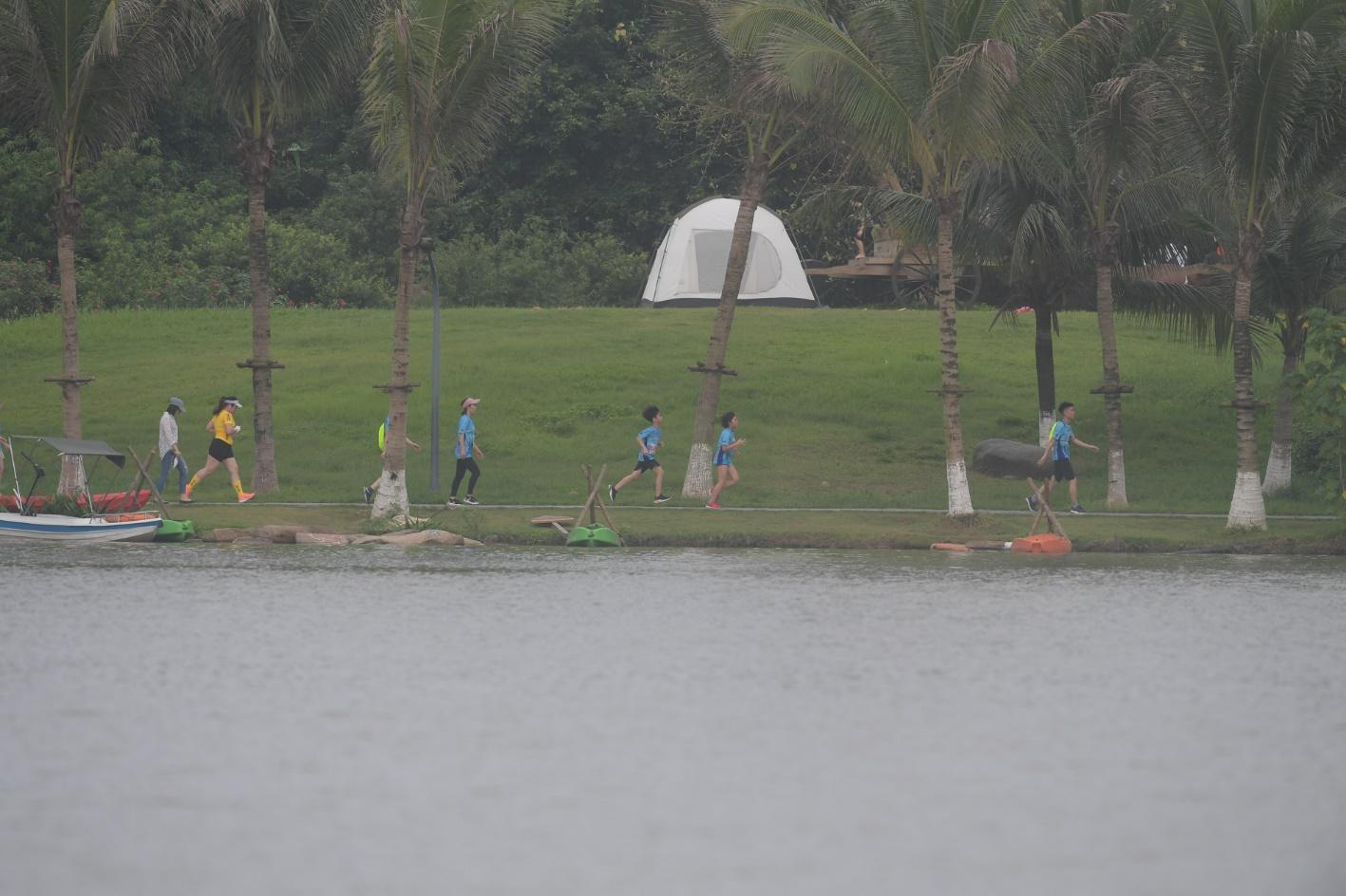 Những chân chạy nhí ở Ecopark Marathon 2021 - Ảnh 4.