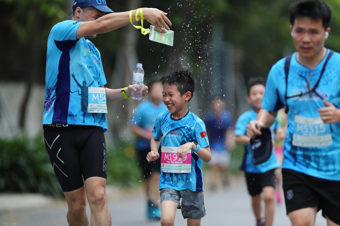 Những chân chạy nhí ở Ecopark Marathon 2021 - Ảnh 7.