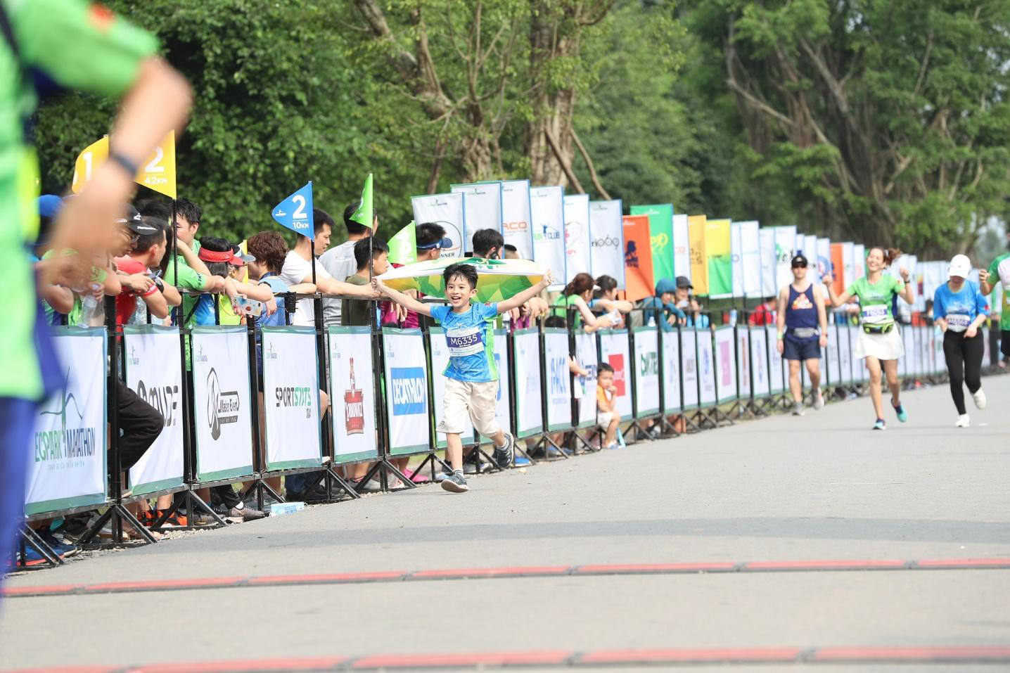 Những chân chạy nhí ở Ecopark Marathon 2021 - Ảnh 9.