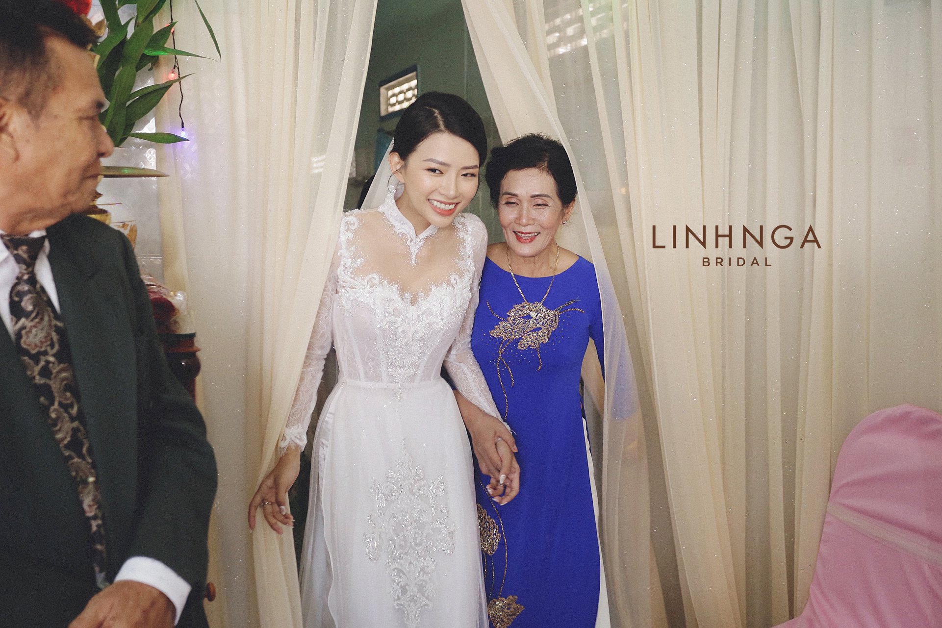 Đám cưới Phan Mạnh Quỳnh và vợ hot girl tại Nha Trang: Cô dâu khoe vòng 1 hững hờ, “cẩu lương” ngập trời trong ngày trọng đại - Ảnh 4.