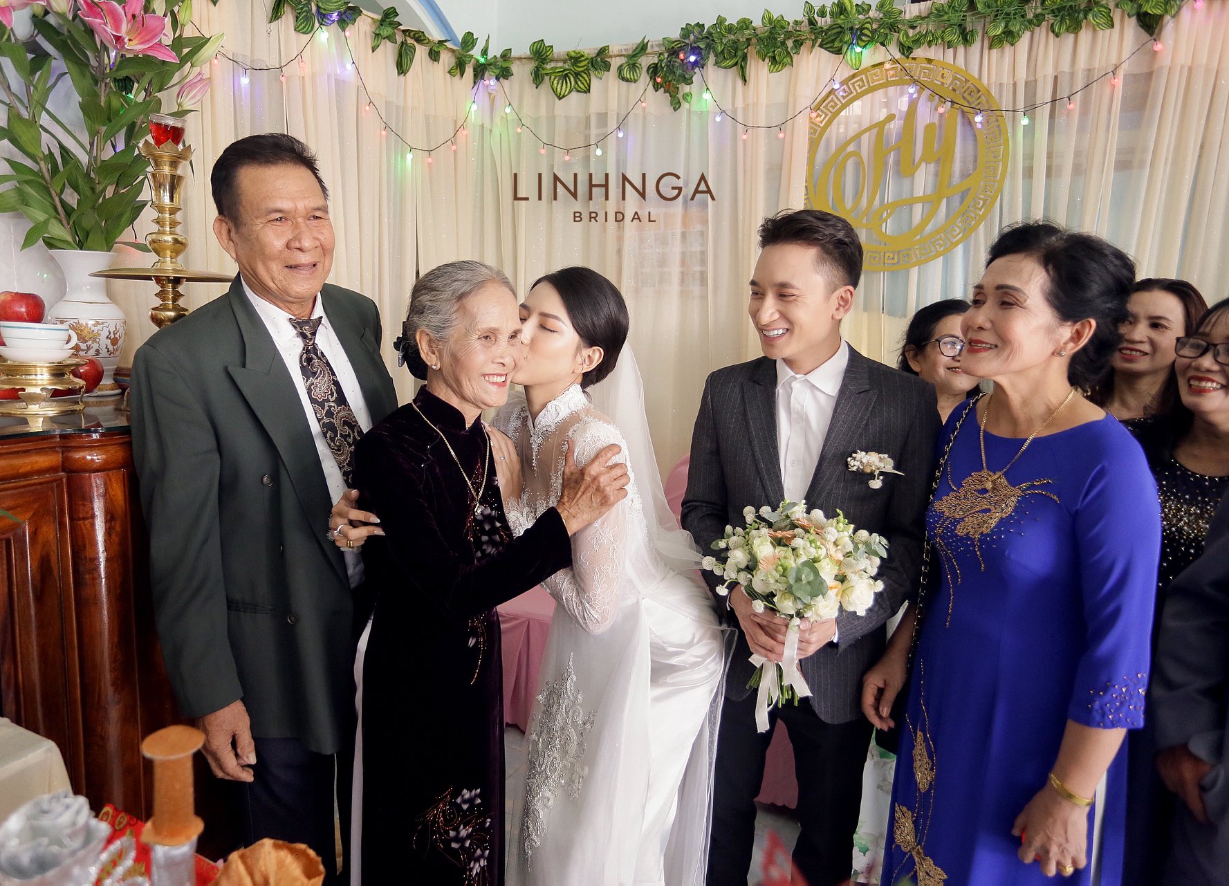 Đám cưới Phan Mạnh Quỳnh và vợ hot girl tại Nha Trang: Cô dâu khoe vòng 1 hững hờ, “cẩu lương” ngập trời trong ngày trọng đại - Ảnh 5.