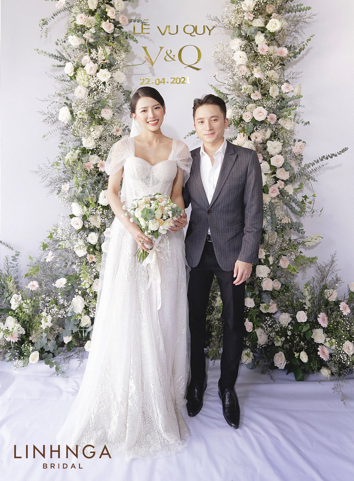 Đám cưới Phan Mạnh Quỳnh và vợ hot girl tại Nha Trang: Cô dâu khoe vòng 1 hững hờ, “cẩu lương” ngập trời trong ngày trọng đại - Ảnh 2.