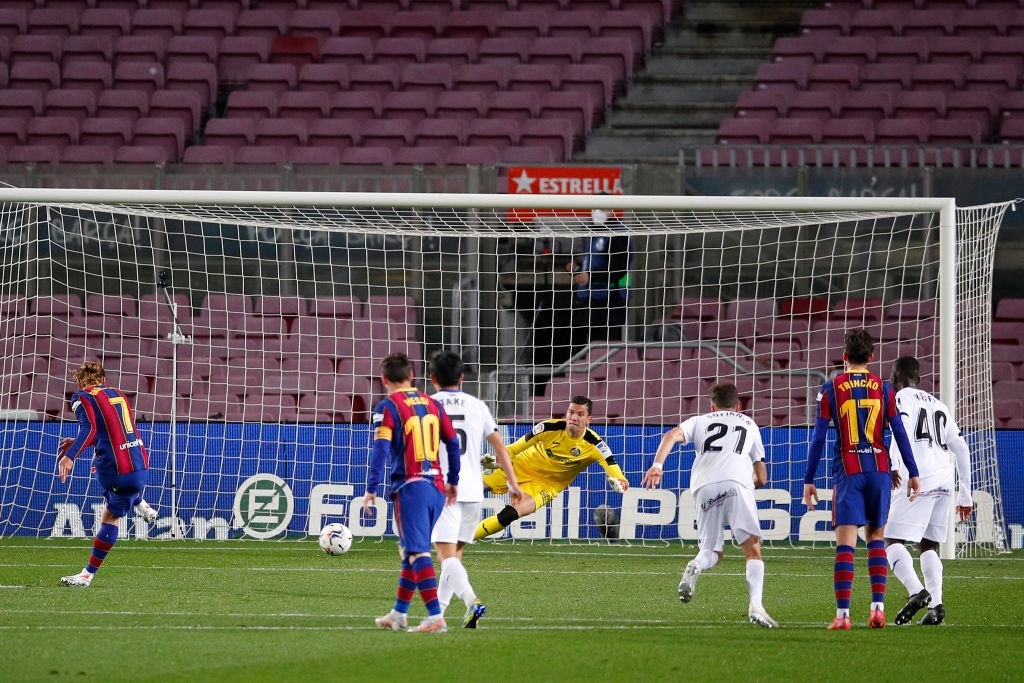 Messi tỏa sáng rực rỡ, Barca đại thắng 5-2 để tiếp tục cuộc đua tam mã La Liga - Ảnh 9.
