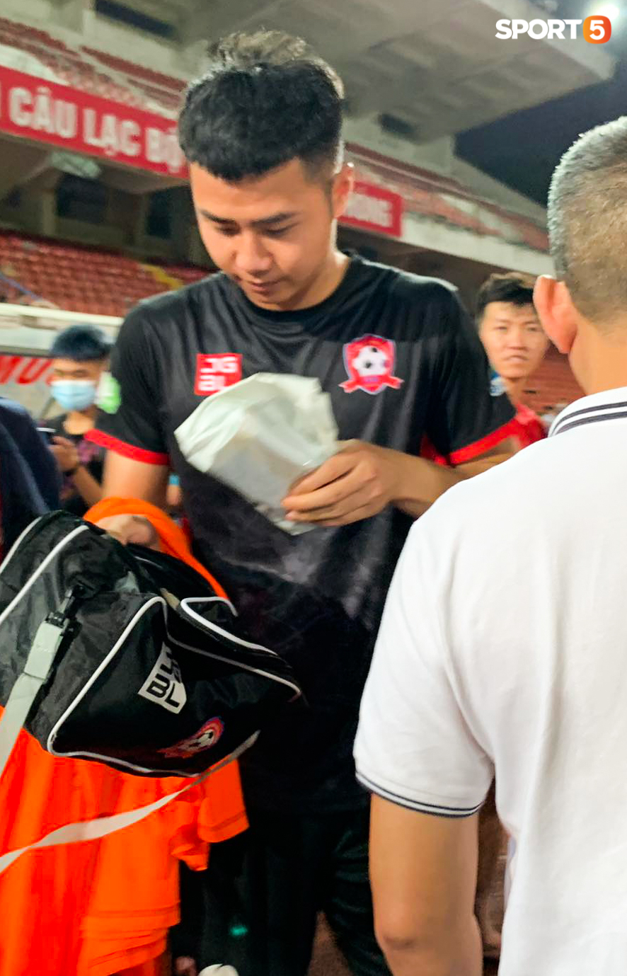 Văn Toản cúi đầu cõng đồng đội rời sân sau trận thắng đầy cảm xúc của Hải Phòng FC trước CLB Bình Phước - Ảnh 2.