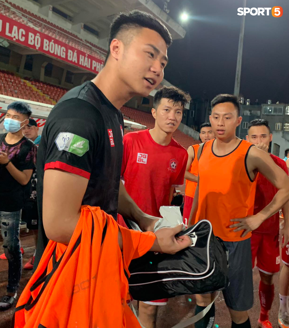 Văn Toản cúi đầu cõng đồng đội rời sân sau trận thắng đầy cảm xúc của Hải Phòng FC trước CLB Bình Phước - Ảnh 3.