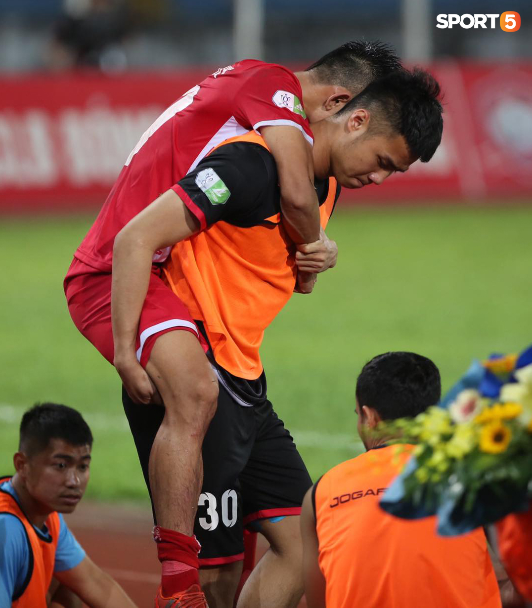 Văn Toản cúi đầu cõng đồng đội rời sân sau trận thắng đầy cảm xúc của Hải Phòng FC trước CLB Bình Phước - Ảnh 1.