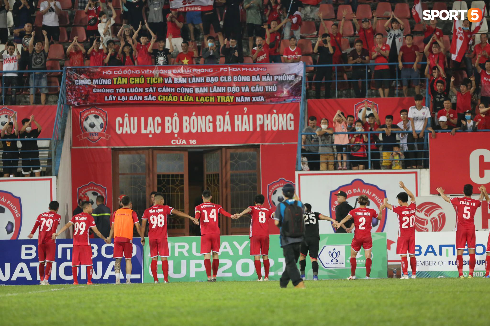 Văn Toản cúi đầu cõng đồng đội rời sân sau trận thắng đầy cảm xúc của Hải Phòng FC trước CLB Bình Phước - Ảnh 7.