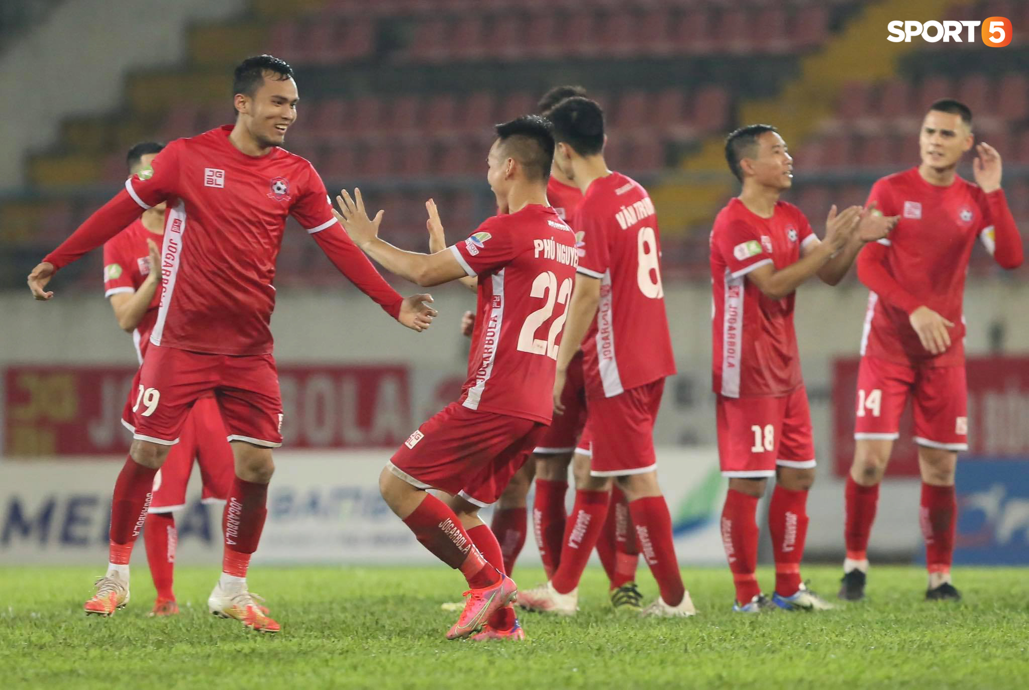 Văn Toản cúi đầu cõng đồng đội rời sân sau trận thắng đầy cảm xúc của Hải Phòng FC trước CLB Bình Phước - Ảnh 5.