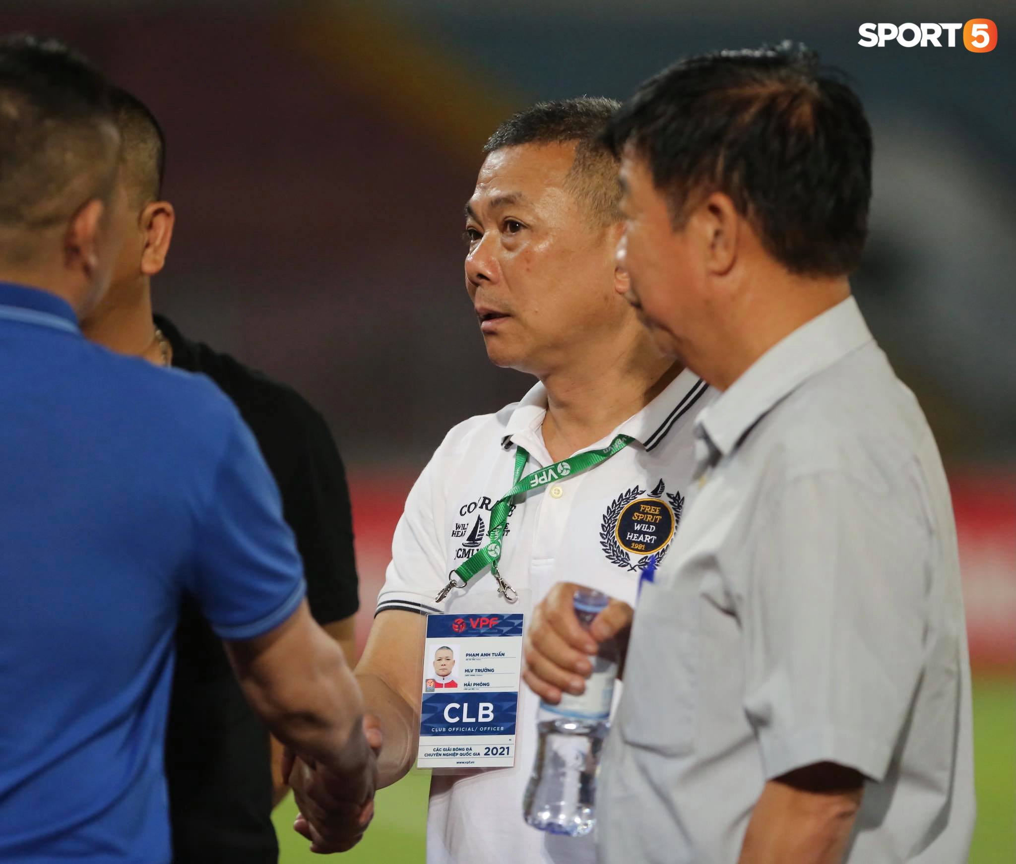 Văn Toản cúi đầu cõng đồng đội rời sân sau trận thắng đầy cảm xúc của Hải Phòng FC trước CLB Bình Phước - Ảnh 9.