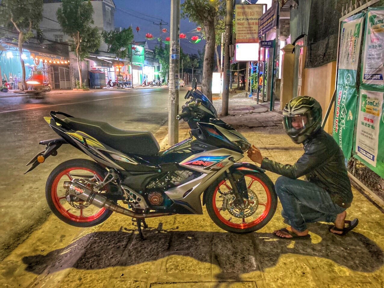 Biker Việt và xe độ luôn là chủ đề đáng quan tâm của mọi người yêu xe. Việc sáng tạo và làm mới những chiếc xe cũ đã làm nên tên tuổi của những biker Việt. Hãy cùng khám phá những hình ảnh về biker Việt và những chiếc xe độ của họ để hiểu thêm về sự đam mê và chất liệu của những người này.