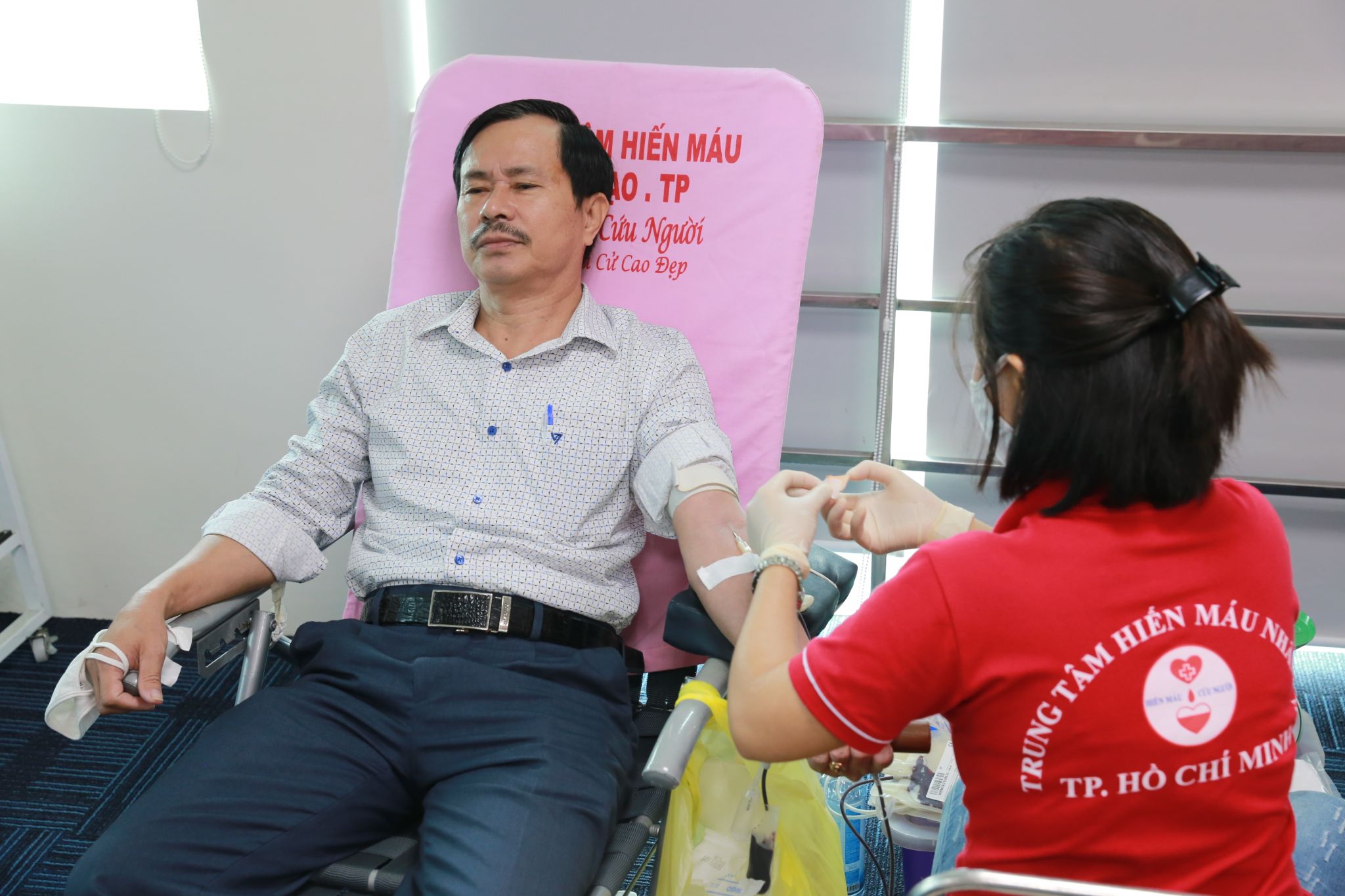 Lãnh đạo và nhân viên TNI King Coffee tham gia hiến máu nhân đạo - Ảnh 2.