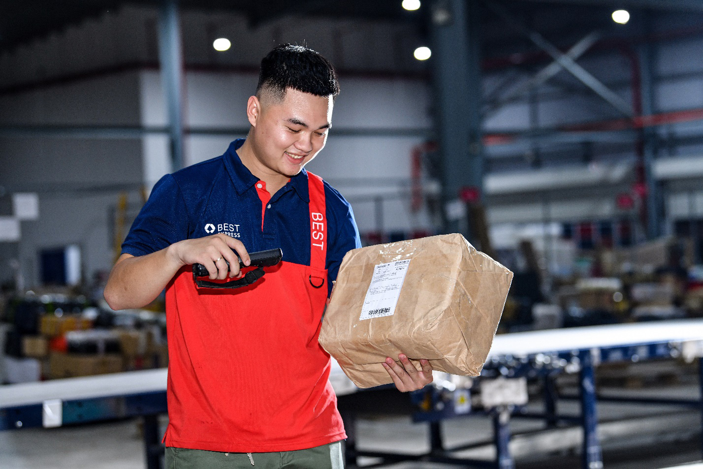 Cư dân mạng thích thú trước loạt ảnh Lê Dương Bảo Lâm mặc đồ shipper, định xây dựng đế chế livestream khép kín vợ bán - chồng giao hàng chăng? - Ảnh 4.